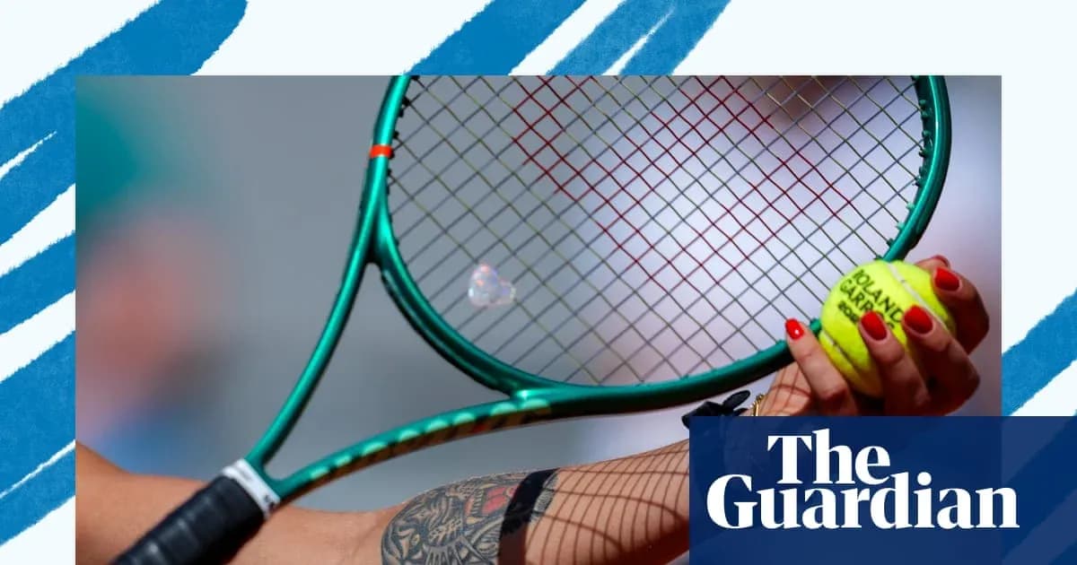 Raqueta de tenis sosteniendo una pelota amarilla
