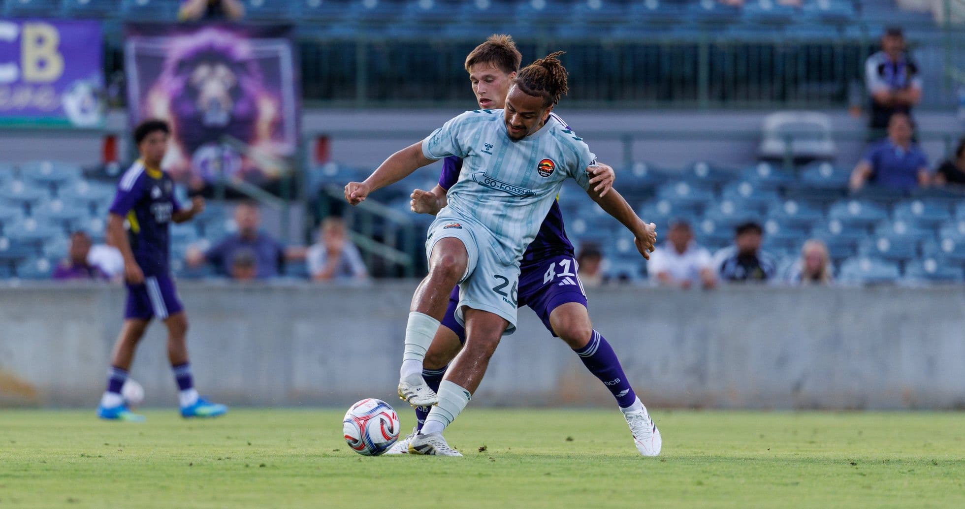 Jugador de Orlando City II luchando por el balón