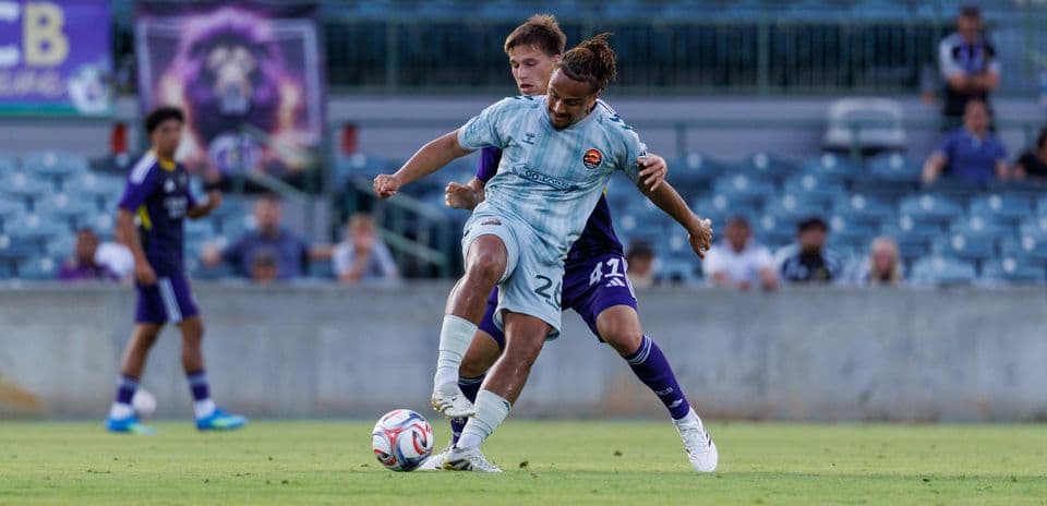 Jugador de Orlando City II luchando por el balón