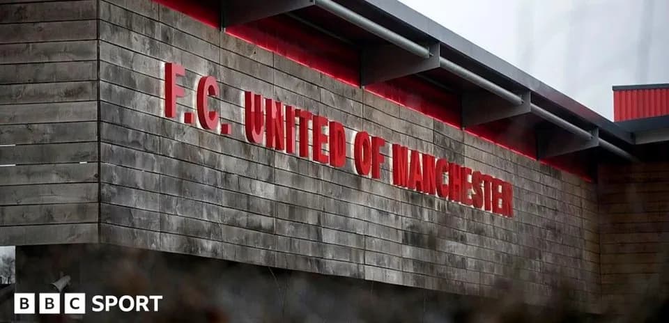 Edificio de F.C. United of Manchester con letrero