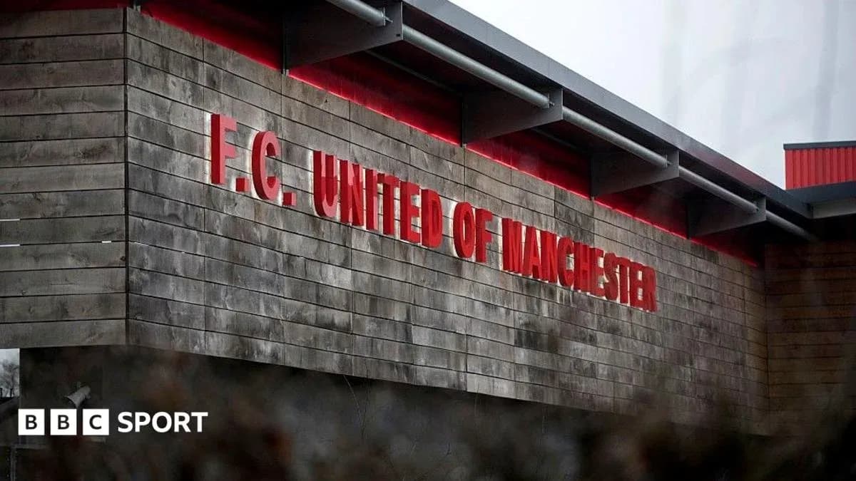 Edificio de F.C. United of Manchester con letrero