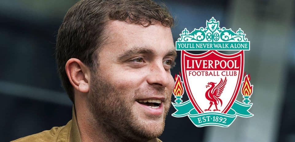 Persona sonriendo con logo de Liverpool FC de fondo