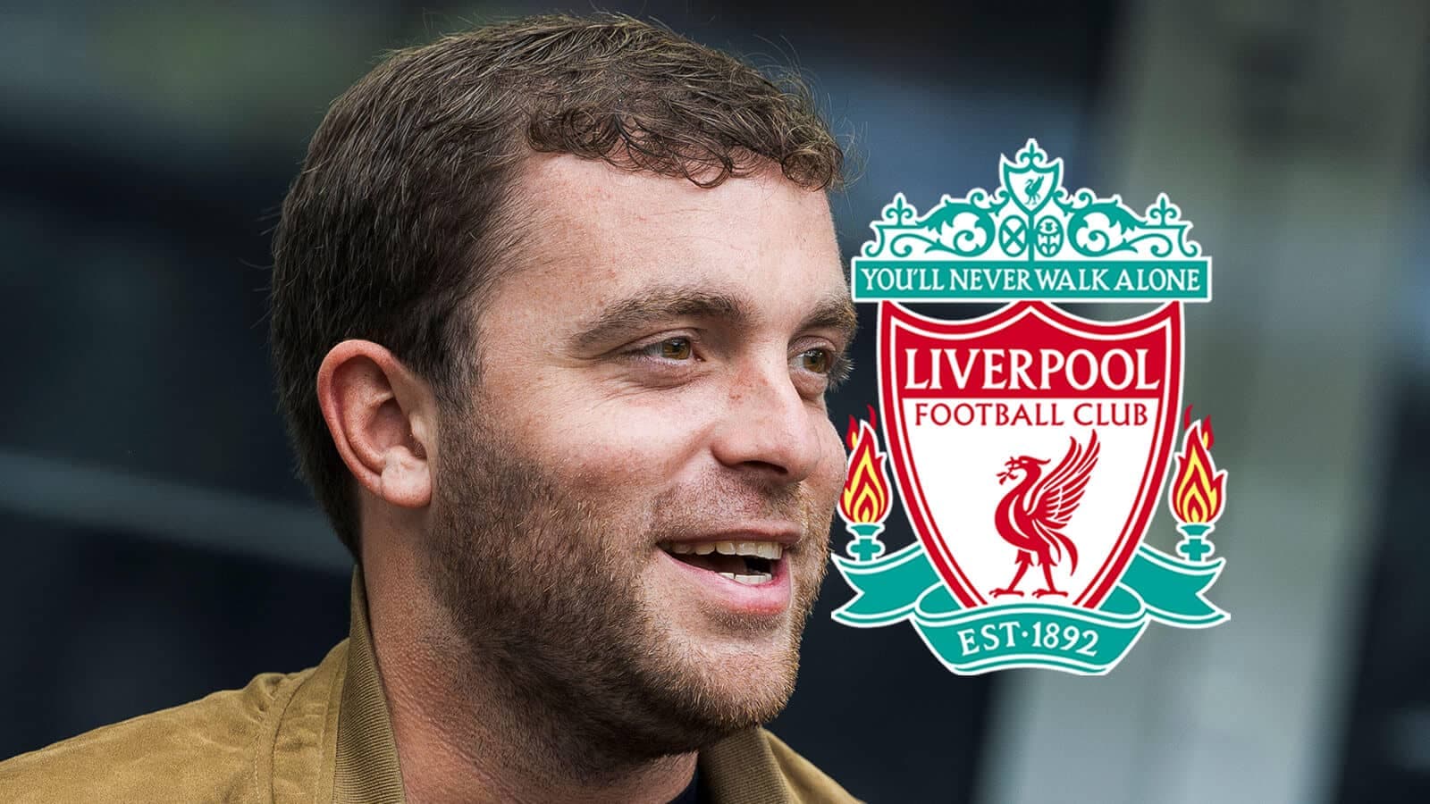 Persona sonriendo con logo de Liverpool FC de fondo