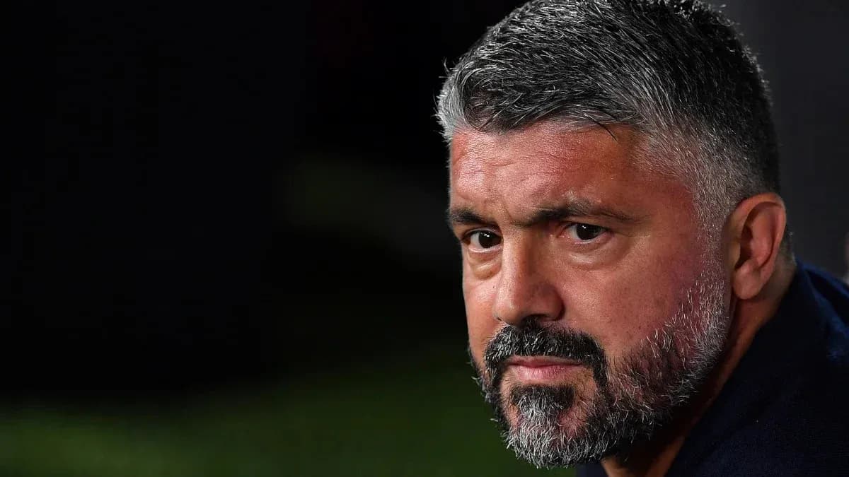 Entrenador observando el partido desde la banca