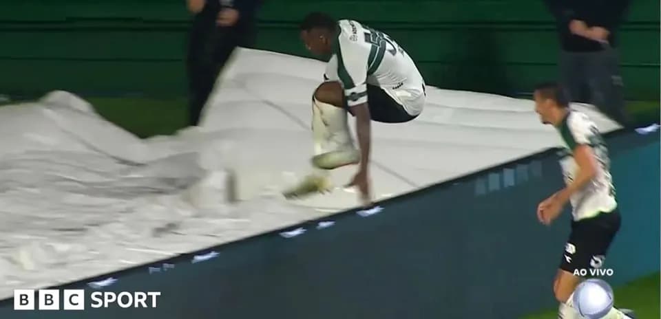 Jugador saltando sobre una cubierta en el campo