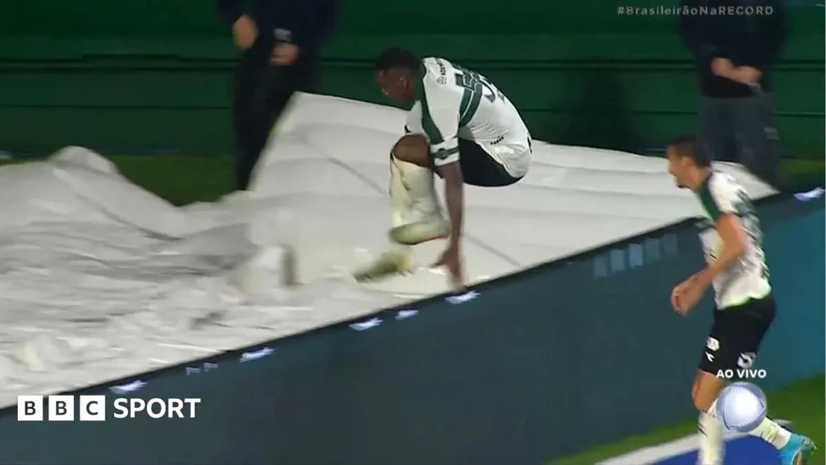Jugador saltando sobre una cubierta en el campo