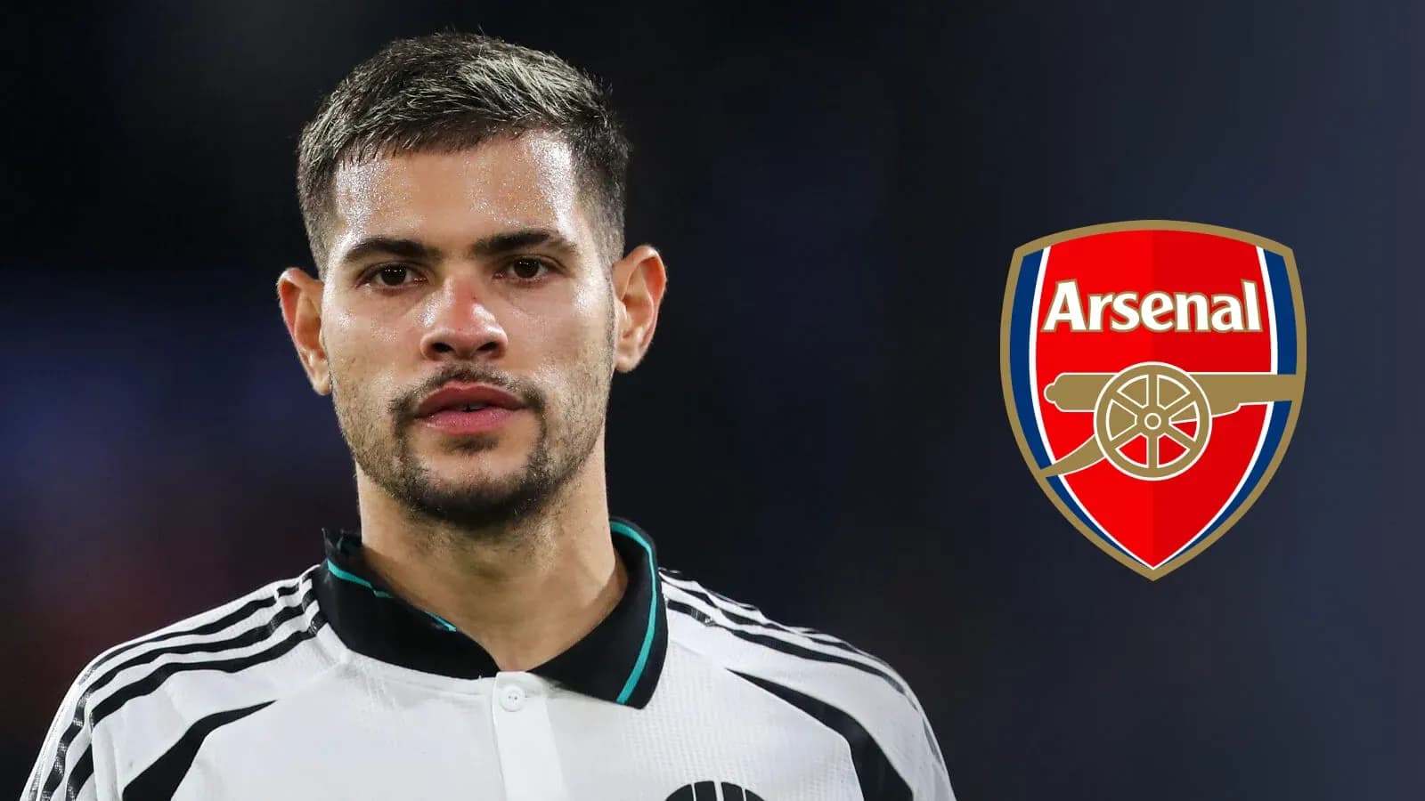 Jugador de fútbol con logo de Arsenal al fondo