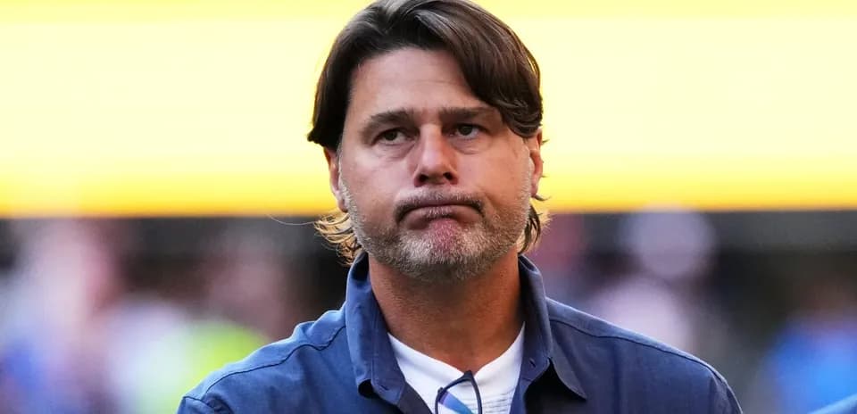 Entrenador con expresión seria en el campo