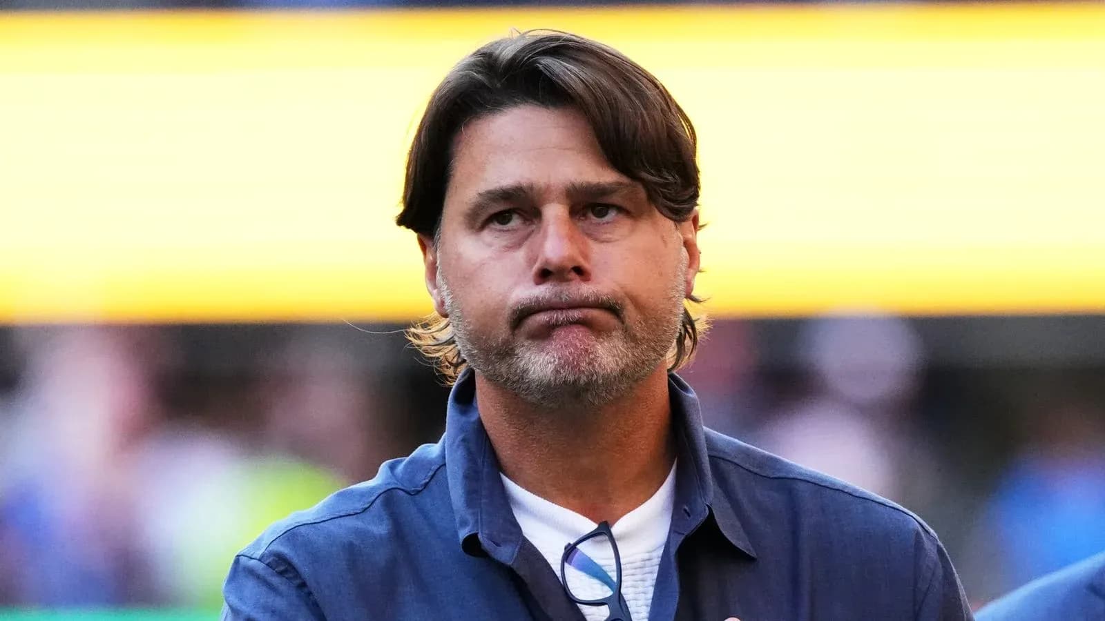 Entrenador con expresión seria en el campo
