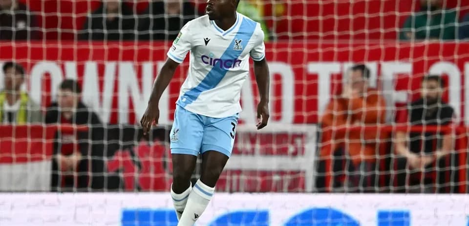 Jugador de Crystal Palace en el campo durante partido