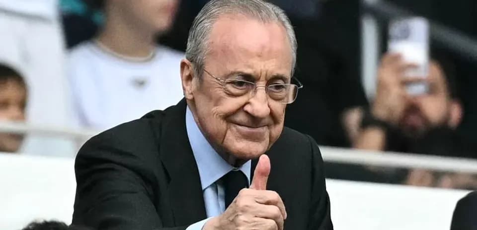 Hombre con gafas haciendo gesto de aprobación en el estadio