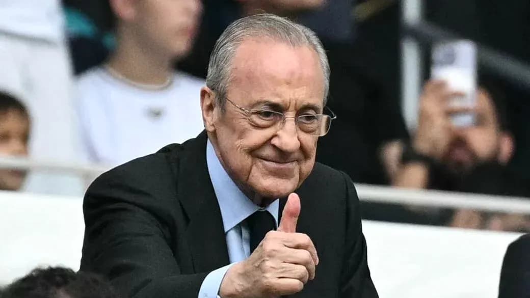 Hombre con gafas haciendo gesto de aprobación en el estadio