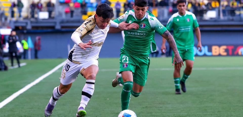Jugadores de Coquimbo Unido y A. Italiano disputando el balón
