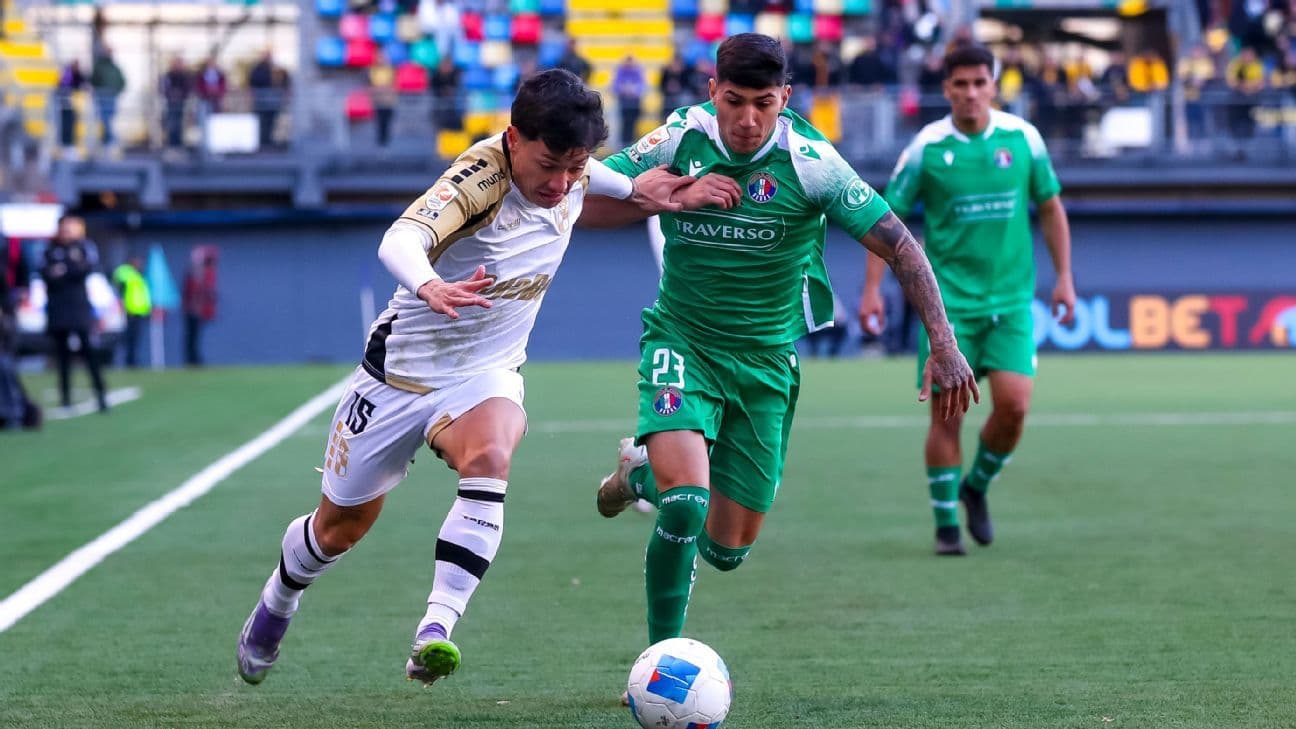 Jugadores de Coquimbo Unido y A. Italiano disputando el balón