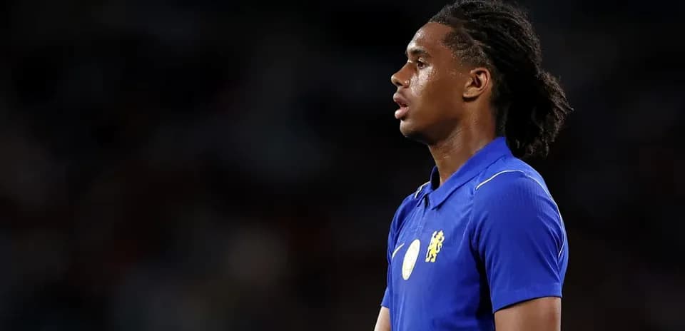 Jugador en uniforme azul durante un partido de fútbol