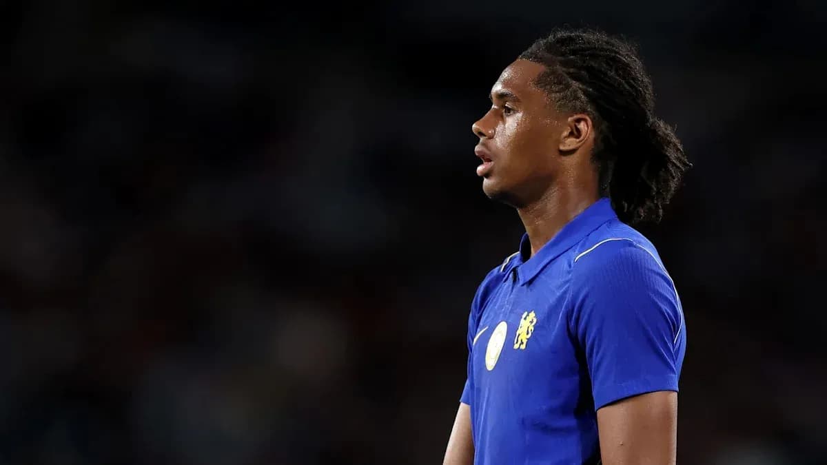 Jugador en uniforme azul durante un partido de fútbol
