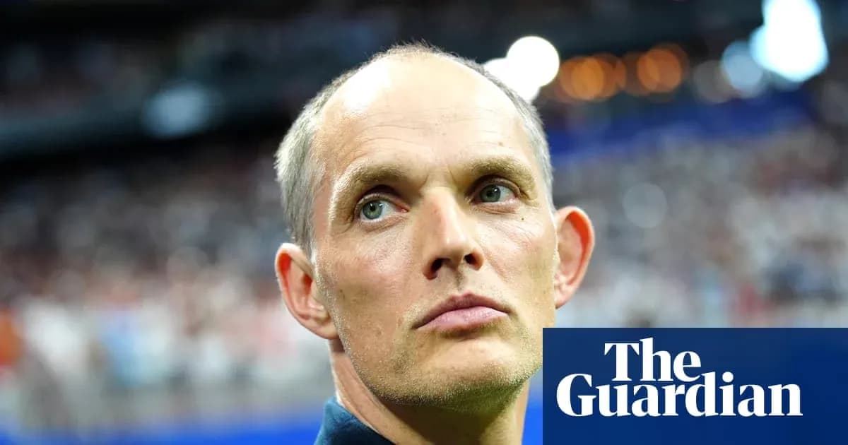 Entrenador observando el partido desde la línea de banda