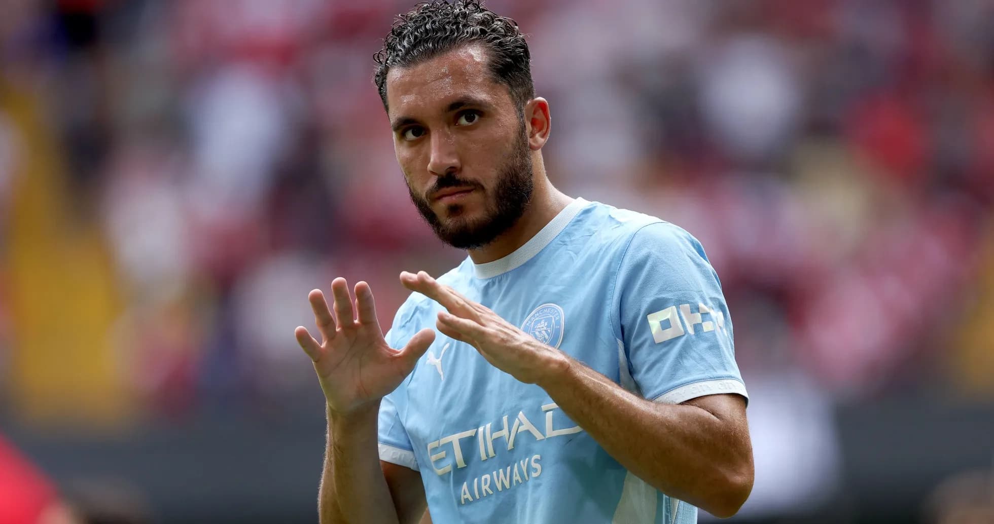 Jugador de Manchester City saludando en el campo