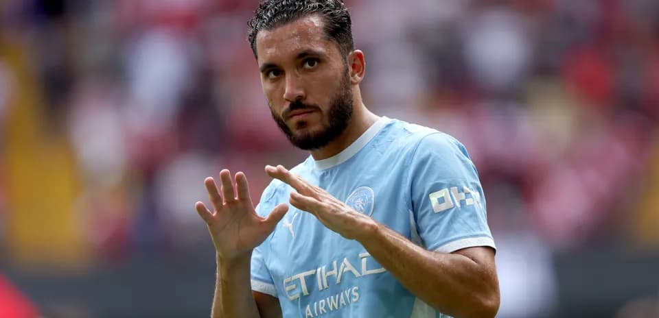 Jugador de Manchester City saludando en el campo