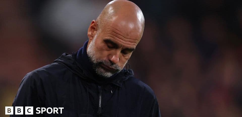 Entrenador con cabeza baja durante el partido