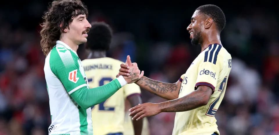 Jugadores saludándose después del partido de fútbol