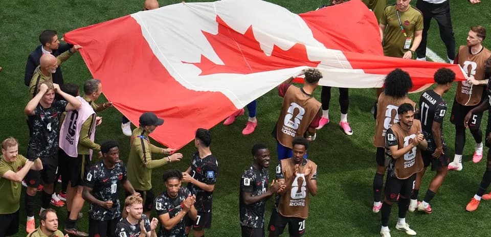 Jugadores de Canadá celebrando con la bandera