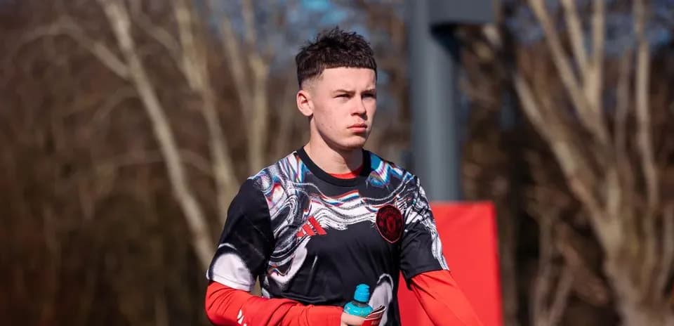 Jugador de fútbol caminando durante entrenamiento