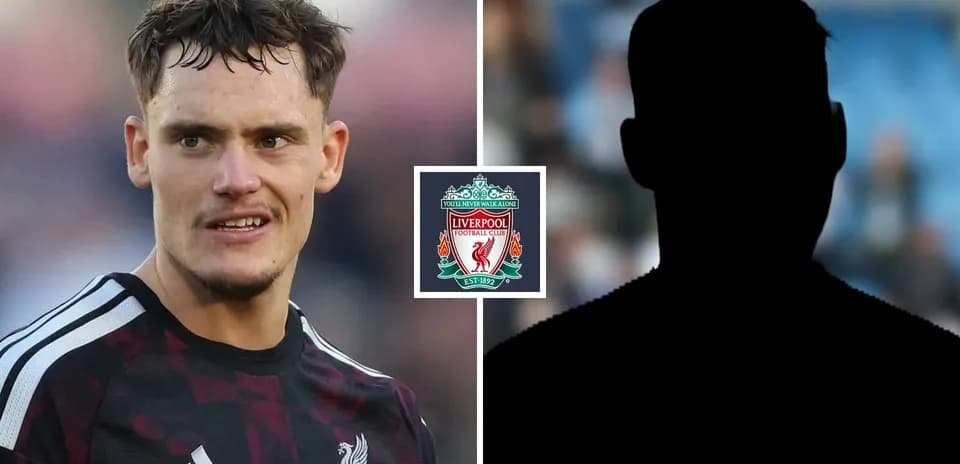 Jugador de Liverpool con uniforme y logo del club