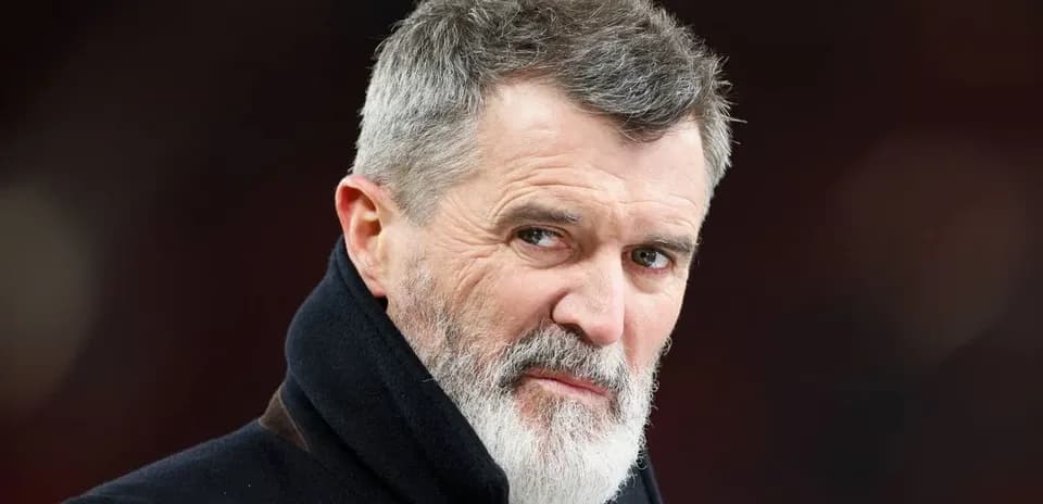 Hombre con barba y abrigo en evento deportivo