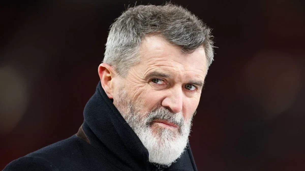 Hombre con barba y abrigo en evento deportivo