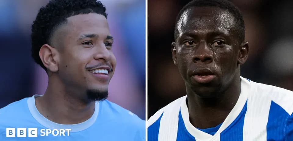 Jugadores sonrientes de equipos de fútbol en acción
