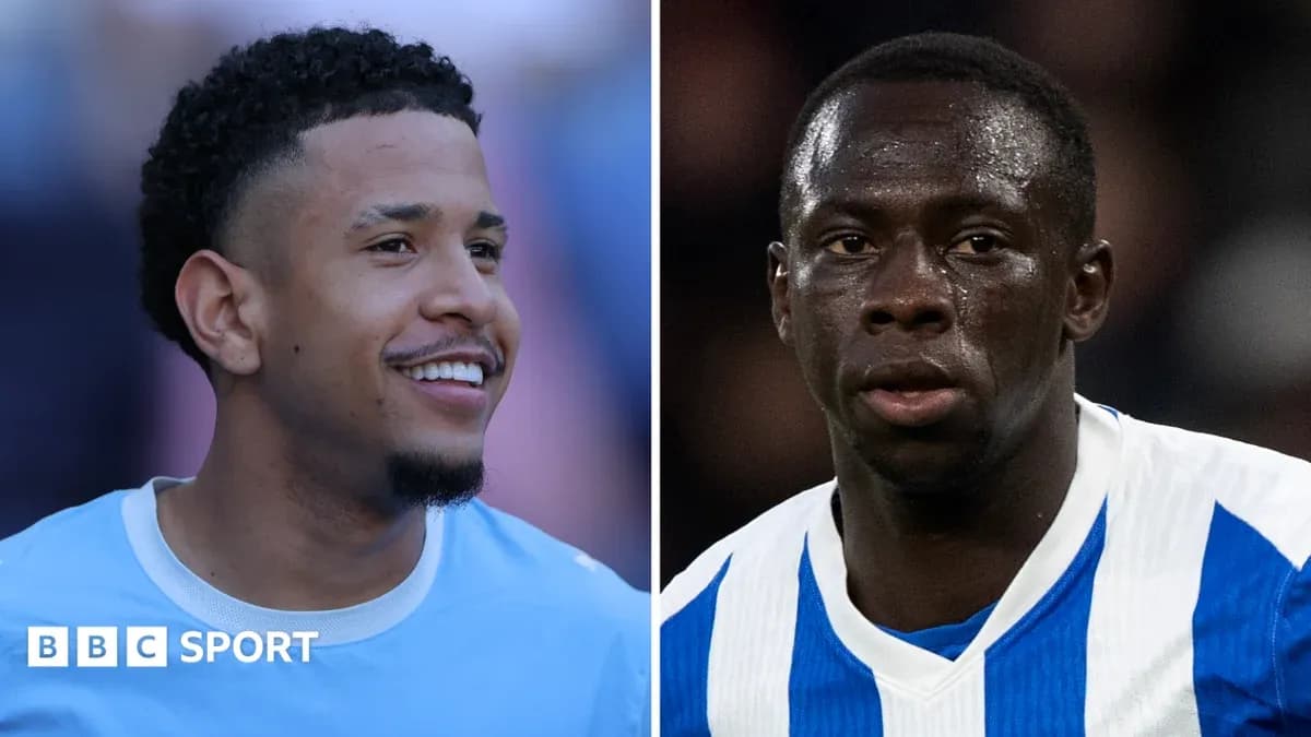 Jugadores sonrientes de equipos de fútbol en acción