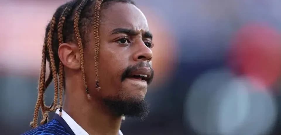 Jugador con trenzas en el campo de fútbol