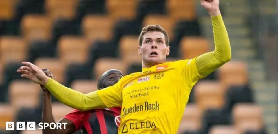 Jugador saltando para cabecear el balón en partido