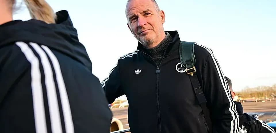 Entrenador en el aeropuerto con equipo de viaje