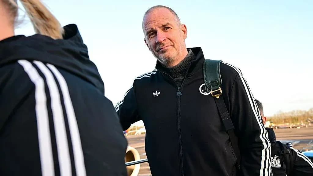 Entrenador en el aeropuerto con equipo de viaje