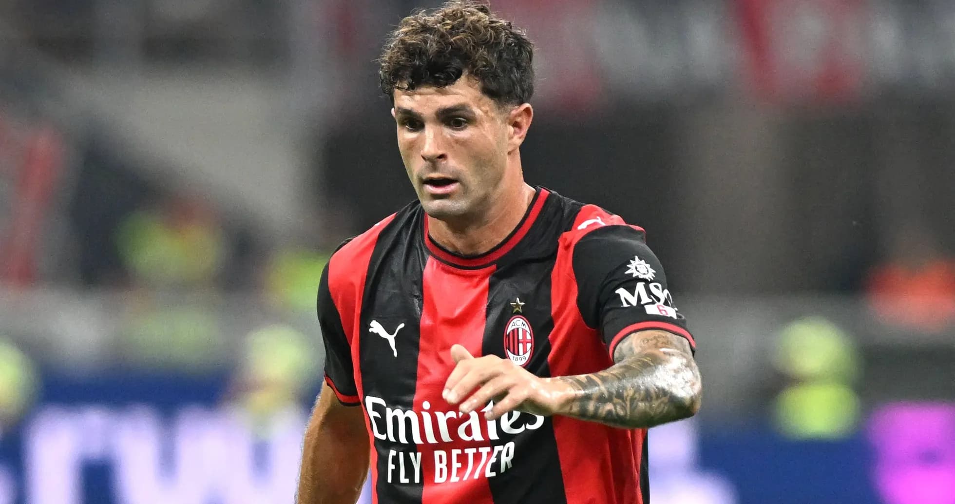 Jugador de AC Milan corriendo durante el partido