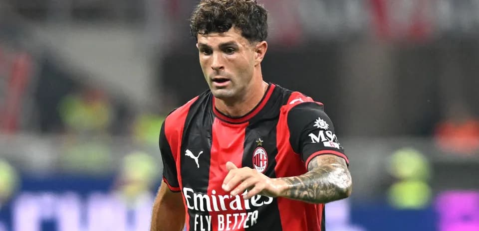 Jugador de AC Milan corriendo durante el partido