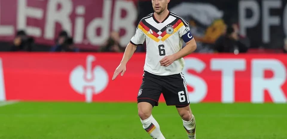 Jugador de Alemania con balón en el campo