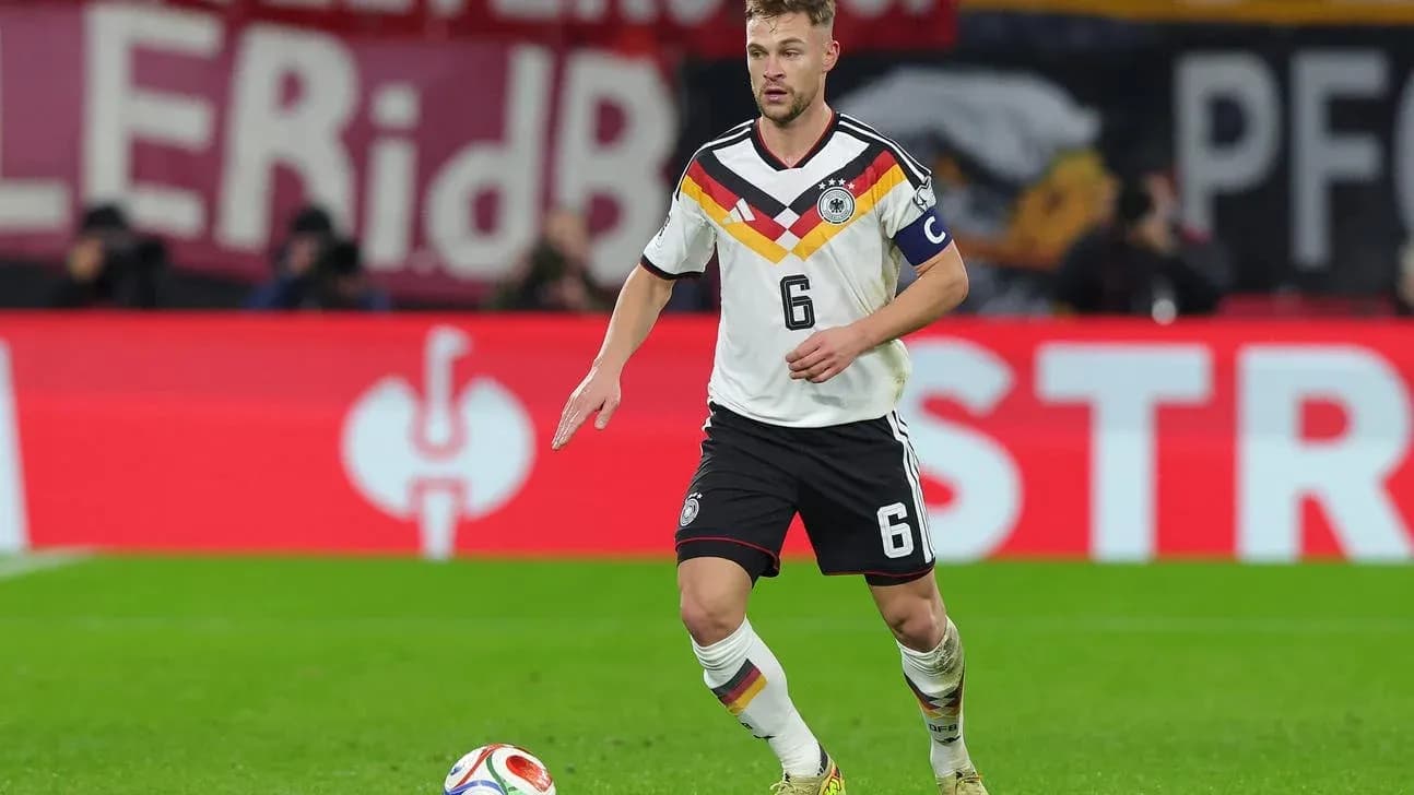Jugador de Alemania con balón en el campo