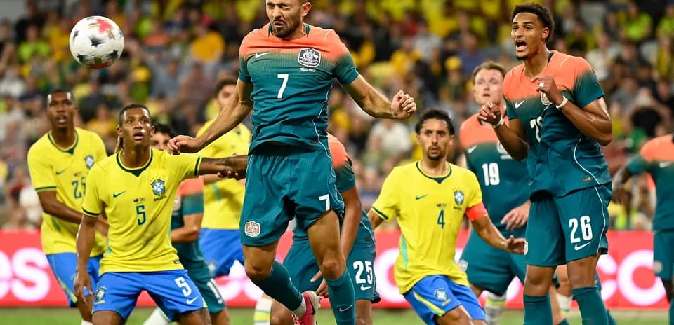 Jugadores de Australia y Brasil en acción durante partido