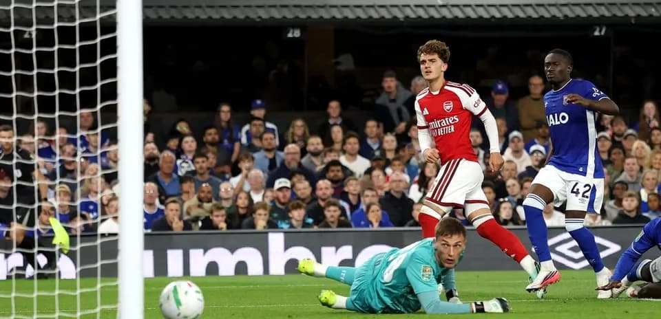Jugador de Arsenal celebra después de un gol marcado