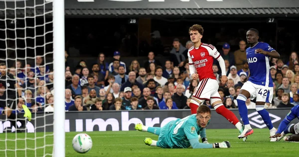 Jugador de Arsenal celebra después de un gol marcado