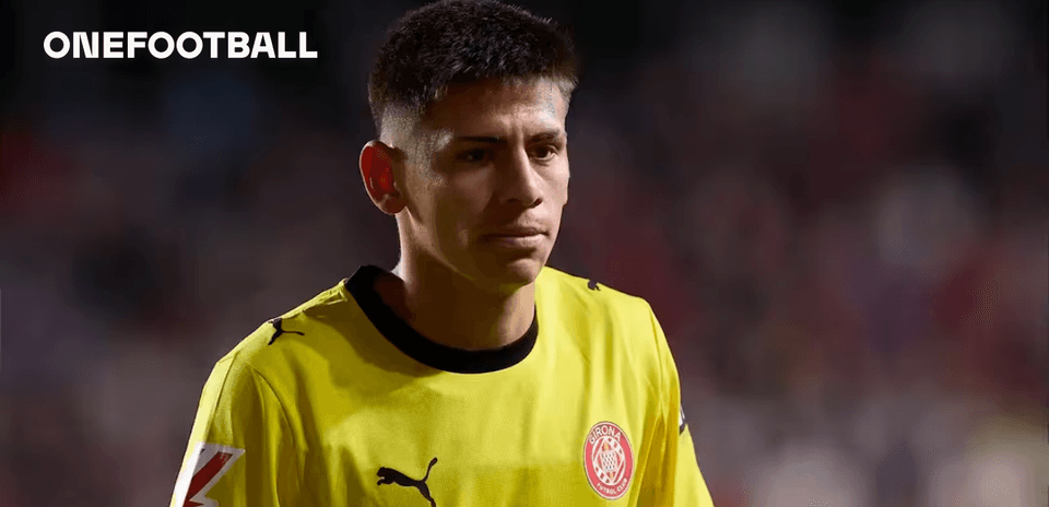 Portero de Girona con uniforme amarillo durante partido