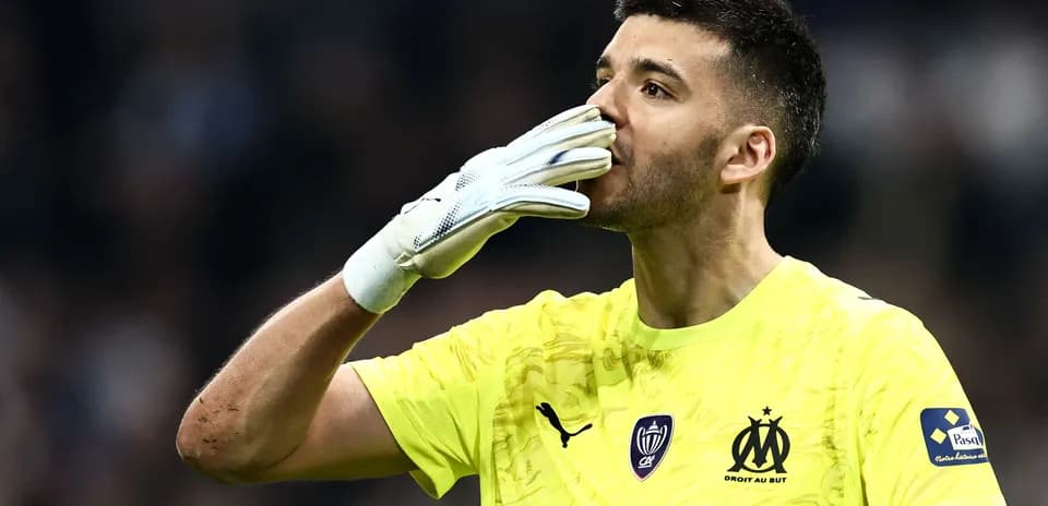 Portero saludando a la afición durante el partido