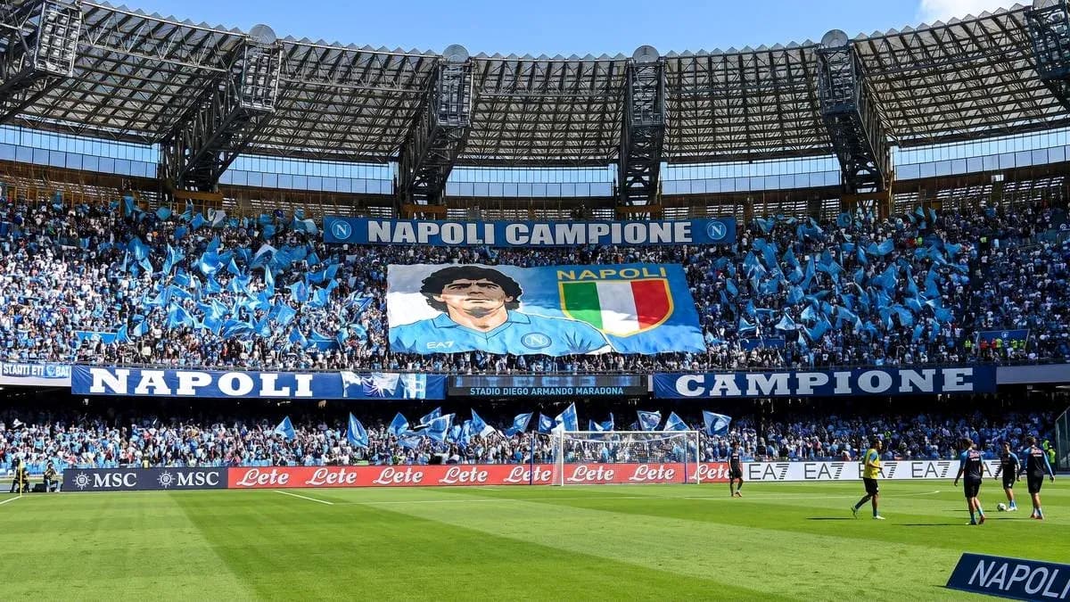Aficionados de Napoli en el estadio Maradona