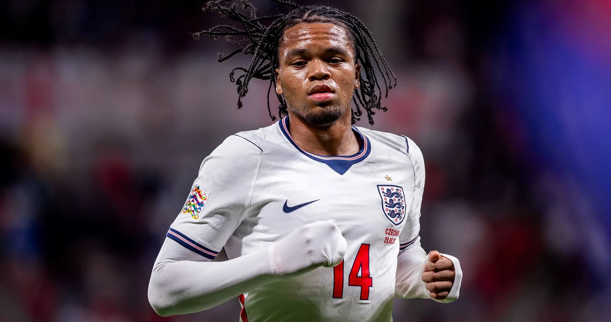 Jugador de Inglaterra corriendo en partido internacional