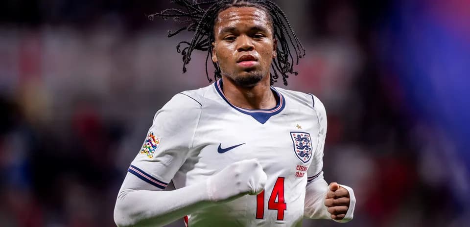 Jugador de Inglaterra corriendo en partido internacional