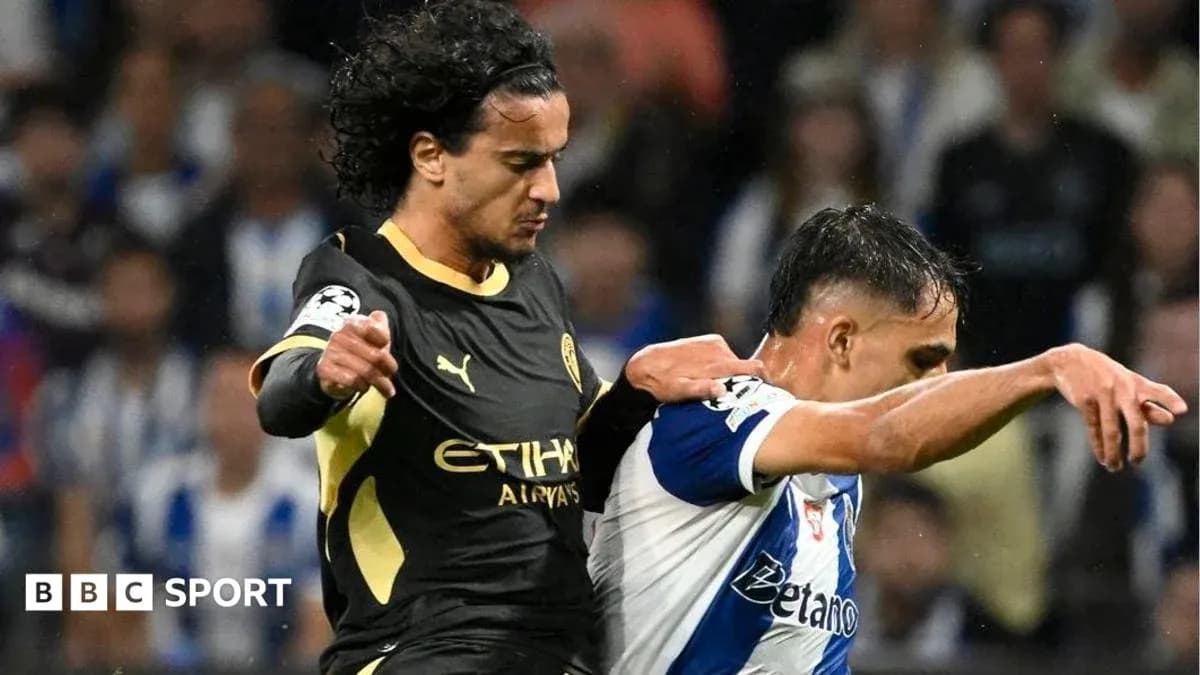 Jugador de Manchester City luchando por el balón