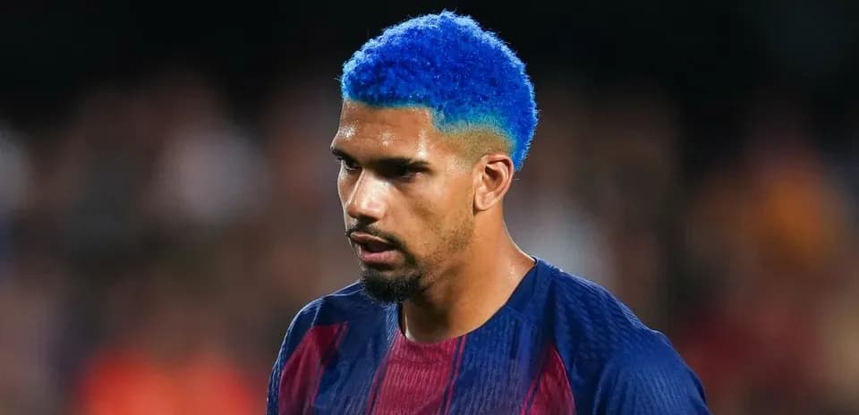 Jugador de Barcelona con cabello azul durante el partido